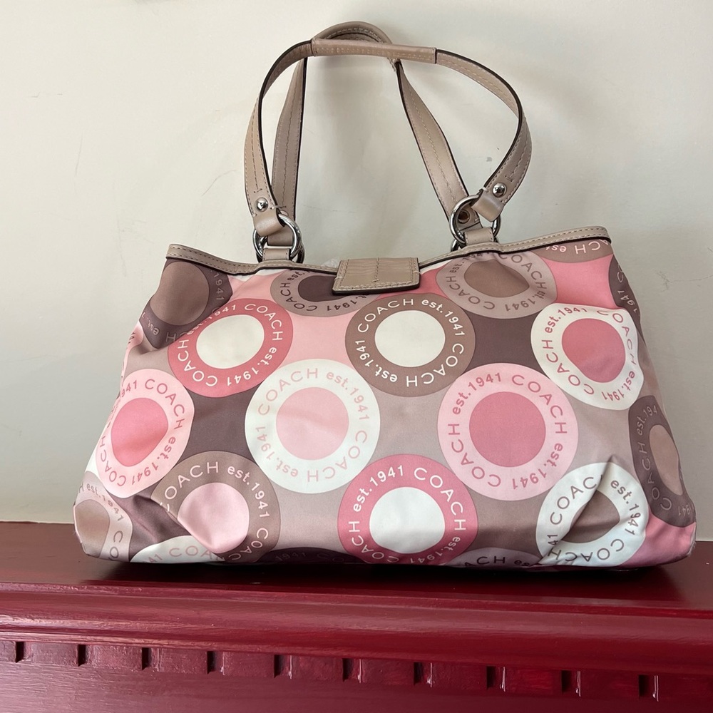 Coach SoHo snap head East West Carry all Tote Bag. - Picture 2 of 7